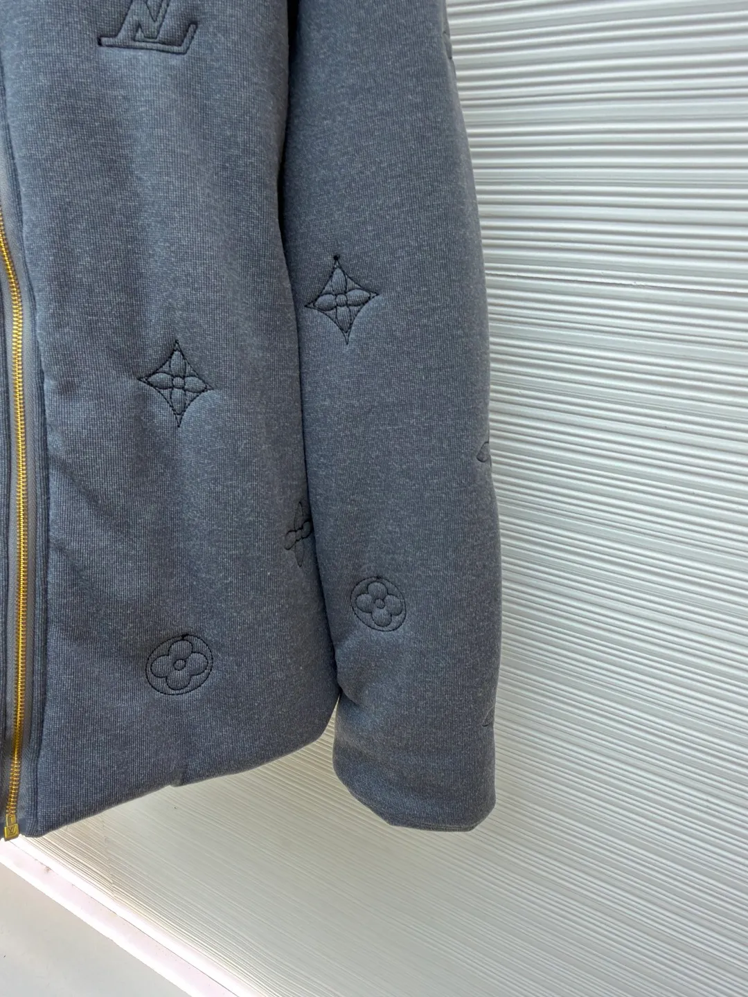 LOUIS VUITTON SKI ski series intarsia embroidered knitted cotton jacket ●Original version: purchased and developed by 32326 ●Item number: 1681833-C30 ●Fabric: cotton fabric ●Technology: knitted embroidery production ●Color: gray ●Version: fitted version ●Weight: about 1175 grams ●Size: 46-48-50-52 ●Description: This LV stand-collar jacket is made of high-density waffle knitted fabric. The surface presents the brand's classic Monogram elements (LV logo, four-leaf flower, star pattern) through the same color three-dimensional embossing process. The embossing depth is even, and the texture is low-key and layered. The placket uses a gold-plated metal zipper with precise and smooth chain teeth. The zipper head is embedded with the LV logo, and the details enhance brand recognition. The collar, cuffs and hem are all ribbed with the same fabric, with moderate elasticity to fit the body shape while ensuring wearing comfort. The body is filled with lightweight thermal cotton, which is evenly fixed through quilting technology, taking into account both bulkiness and warmth. The overall shape is a loose shoulder design, taking into account both casualness and practical wearability. It is an autumn and winter item that combines craftsmanship with brand aesthetics. The overall wiring is straight and delicate, the fabric is comfortable and soft, and the color is consistent without color difference. It can be matched with the same style to create a fashionable look and control various occasions. Customized accessories, complete with three standards, same style for men and women!